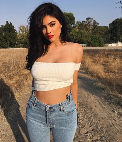 Kylie Jenner gây nhiều tranh cãi với vẻ nóng bỏng nhờ phẫu thuật thẩm mỹ. Tuy nhiên, không thể phủ nhận Kylie Jenner hiện tại đang có một cơ thể rất quyến rũ.

