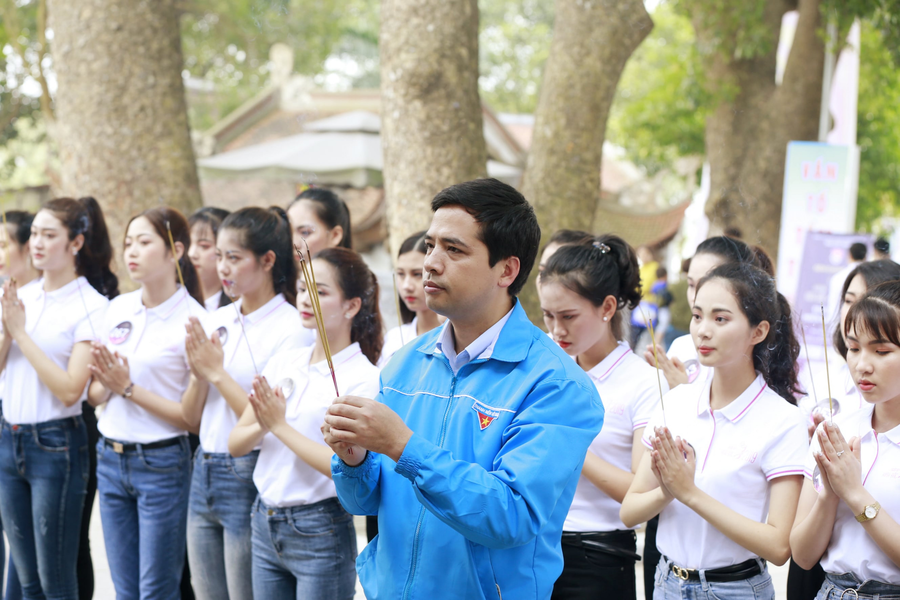 Thí sinh Người đẹp Kinh Bắc cùng đại diện Tỉnh Đoàn Bắc Ninh thắp hương tại lăng Kinh Dương Vương – thủy tổ của Việt Nam.