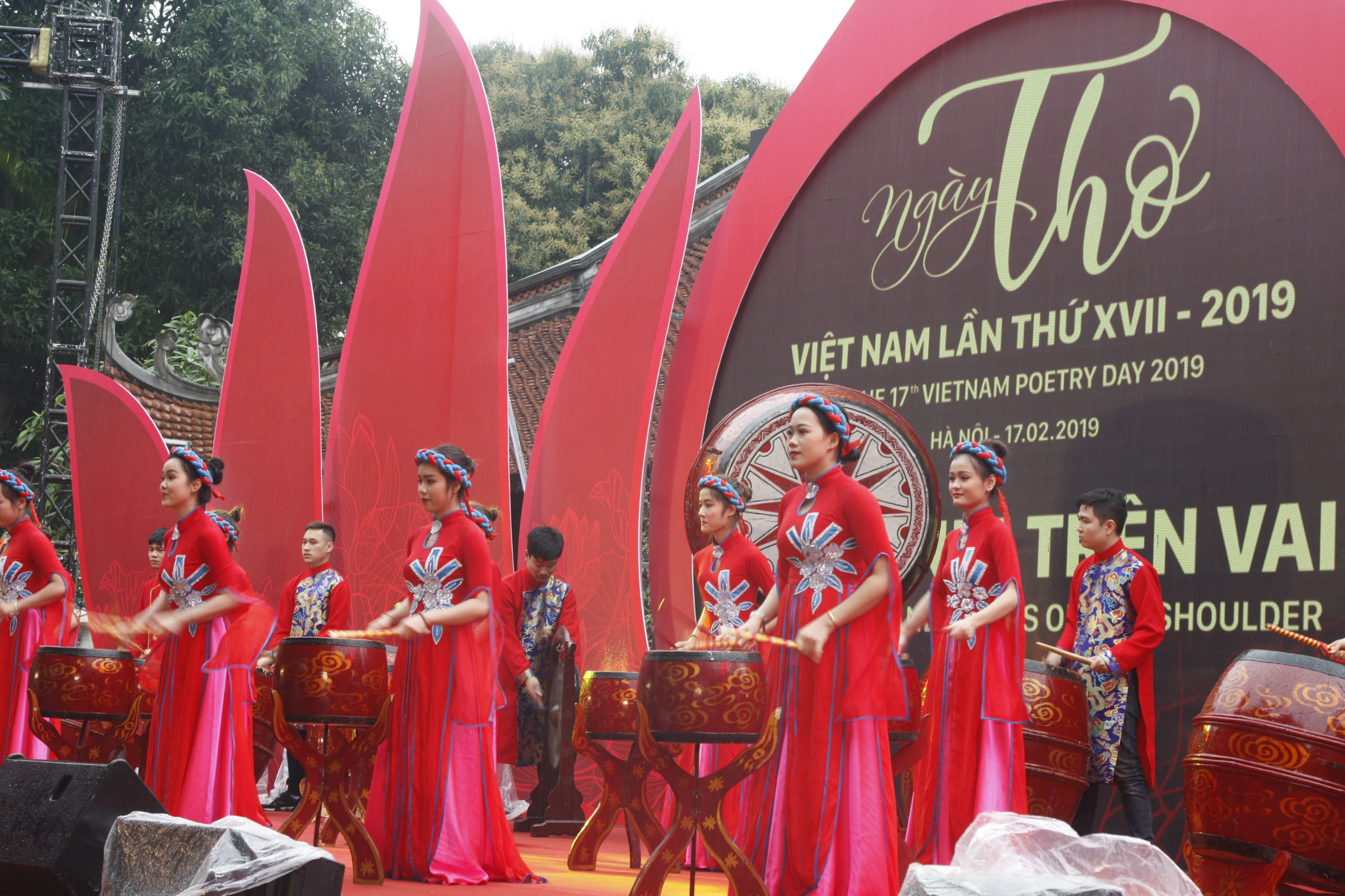 Chủ đề của Ngày Thơ Việt Nam 2019 được tổ chức tại Văn Miếu – Quốc Tử Giám là “Sông núi trên vai” hướng về biên giới tổ quốc. 