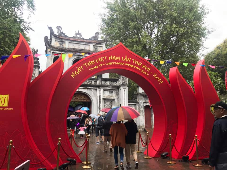Sáng 17/2, dù trời đổ mưa, khán giả vẫn đội ô kéo về Văn Miếu – Quốc Tử Giám rất đông để dự Ngày Thơ Việt Nam 2019. 