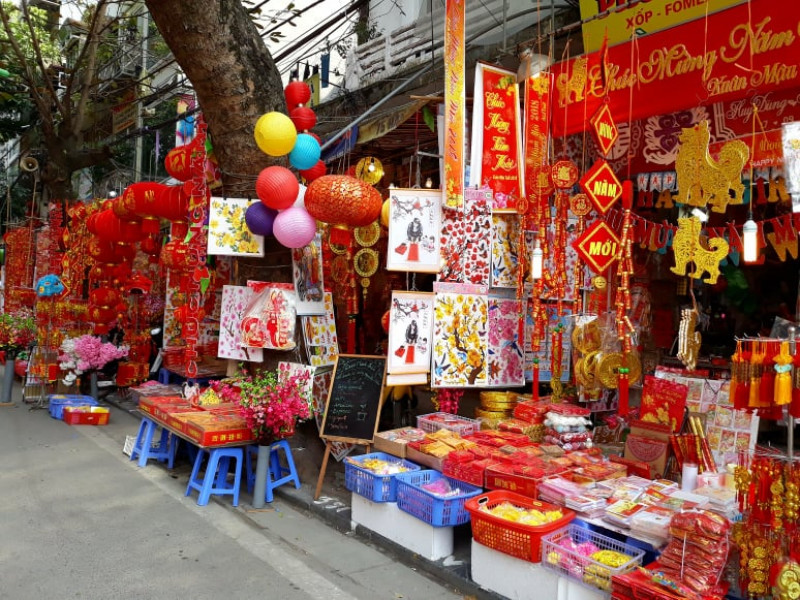 Đồ trang trí Tết giá rẻ ngập tràn phố phường » Báo Phụ Nữ Việt Nam