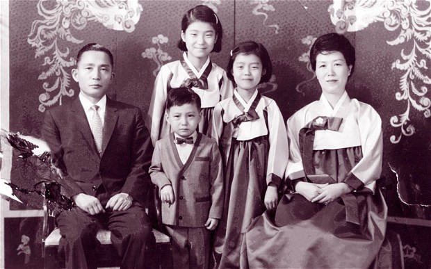 Bà Park Geun-hye (66 tuổi) là con gái cố Tổng thống Hàn Quốc Park Chung-hee. Bà Park từng sống những năm đầu đời tại Phủ Tổng thống Cheong Wa Dae. Khi mới lên 10, bà Park lần đầu tiên chuyển vào khu dinh  thự tổng thống sau khi người cha Park Chung-hee lên nắm quyền từ cuộc đảo chính quân sự năm 1961.

