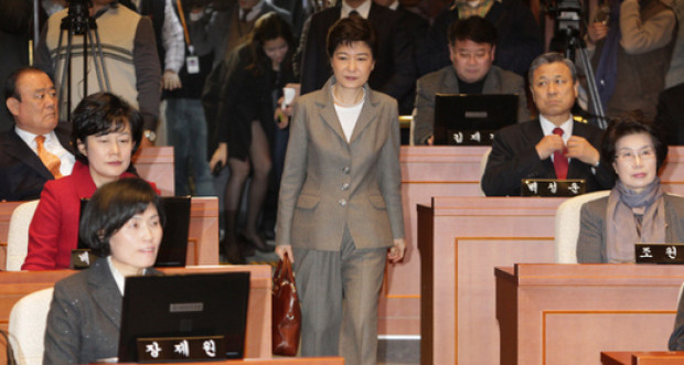 Sau đó, bà tái cử 4 lần, phục vụ 5 kỳ quốc hội liên tiếp. Đến thời điểm ấy, Park đã phát triển mục tiêu rõ ràng là không những đoàn kết hệ thống đảng phái tại Hàn Quốc, mà còn cả đoàn kết và củng cố toàn bộ đất nước.