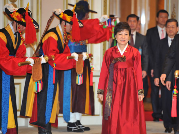 Trong cuộc bỏ phiếu lịch sử ngày 19/12/2012, bà Park đã đánh bại đối thủ 59 tuổi phe dân chủ và cựu luật sư nhân quyền Lee Myung-bak để giành tấm vé vào Nhà Xanh - đúng như biệt danh của bà là “Nữ hoàng bầu cử” và đáng chú ý hơn là trở thành nữ tổng thống đầu tiên của Hàn Quốc. Đây là một sự kiện cực kỳ đáng chú ý do Hàn Quốc có mức bất bình đẳng giới cao nhất trong các nước đã phát triển. Bà tuyên thệ nhậm chức vào tháng 2/2013.