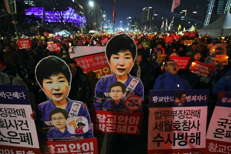 Năm 2016, các cáo buộc bắt đầu nổi lên do bà Choi Soon-sil bị tố can thiệp vào các quyết định của chính phủ, bao gồm việc chỉnh sửa các bài phát biểu của bà Park. Trên cương vị tổng thống, bà Park bị chỉ trích lạm dụng quyền lực để buộc phe đối lập im lặng và theo số liệu khảo sát thì bà nhanh chóng trở thành một trong những nhà lãnh đạo bị ghét nhất xứ sở này. Vụ bê bối dẫn đến những cuộc biểu tình ròng rã suốt nhiều tháng, làm chao đảo chính trường Hàn Quốc. 
