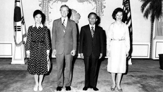 Năm 1974, ở tuổi 22, bà Park được xem như Đệ nhất phu nhân của Hàn Quốc sau khi người mẹ, bà Yuk Young-soo, qua đời năm 1974 bởi một vụ ám sát hụt Tổng thống Park Chung-hee. Việc xuất hiện cùng cha trong những buổi đón tiếp các lãnh đạo thế giới là những bài học vỡ lòng cô gái 22 tuổi vừa tốt nghiệp đại học về cách điều hành đất nước. Trong ảnh là cảnh bà Park cùng cha, Tổng thống Park Chung-hee, đón vợ chồng cựu Tổng thống Mỹ Jimmy Carter. 
