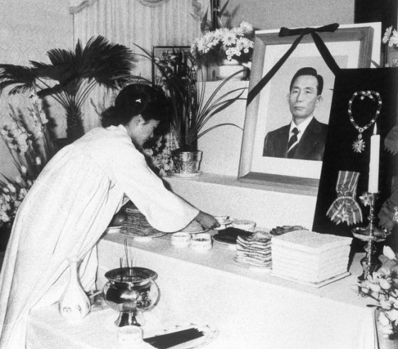 Năm 1979, biến cố lại đến với cuộc đời bà Park khi cha bà, Tổng thống Park Chung-hee bị ám sát. Sau biến cố này, bà Park dời khỏi dinh thự Tổng thống.