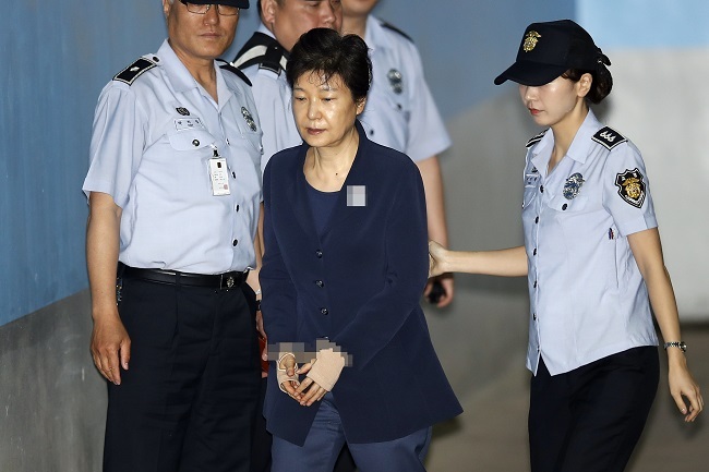 Bà Park Geun-hye bị phế truất từ tháng 3/2017 và bị giam giữ trong gần một năm qua. Bà Park phải đối mặt với 21 cáo buộc hình sự. Ngày 6/4, bà Park Geun-hye bị tòa án tuyên 24 năm tù và phải nộp phạt 18 tỷ won (tương đương 18 triệu USD).

