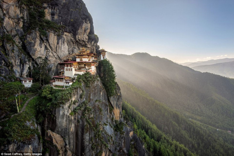 Bhutan mở cửa đón khách du lịch phương Tây từ những năm 1970. Hiện 60% diện tích đất nước vẫn còn rừng che phủ. Giữa các cuộc thám hiểm rừng, hãy khám phá Tu viện Taktsang Palphug, còn được gọi là Hang Hổ.