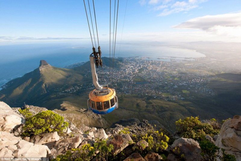 Cape Town. Tới đây để tận hưởng khung cảnh thiên đường từ đỉnh núi Bàn ở Cape Town, nơi đầu bạn sẽ ở ngay dưới những đám mây. Với những ngọn núi cao chót vót, những bãi biển xanh ngắt và các vườn nho đẳng cấp thế giới, Cape Town có tất cả.