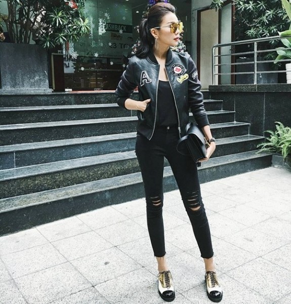 Siêu mẫu đình đám còn phá cách với áo khoác bomber da, quần jeans rách và giày oxford ánh kim của Chanel.