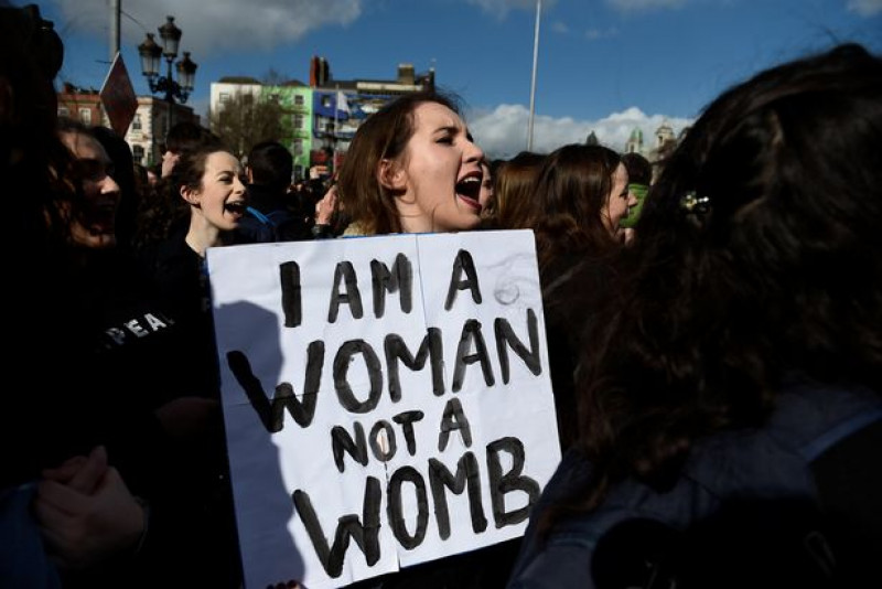 Tại trung tâm thành phố Dublin, Ireland, khoảng 2.000 nhà hoạt động nữ chủ yếu mặc đồ đen, đã đổ xuống đường biểu tình đòi hủy bỏ luật phá thai nghiêm ngặt gây tranh cãi nhiều thập kỷ qua tại quốc gia này. 