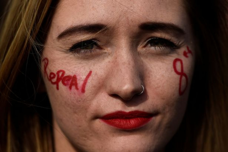 Tại cuộc biểu tình, phụ nữ Ireland yêu cầu chính phủ phải tổ chức một cuộc trưng cầu dân ý để hình thành luật mới vào tháng tới. 