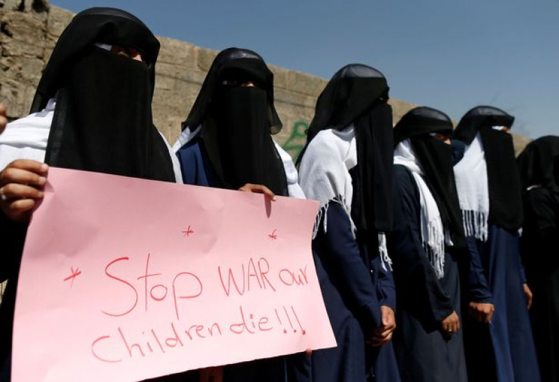 Tại Sanaa, thủ đô của Yemen, nơi đang bị chiến tranh tàn phá, những người phụ nữ mặc áo niqab biểu tình với khẩu hiệu: “Hãy chấm dứt chiến tranh, trẻ em đang chết dần!” hay “Đói khát đã giết hàng triệu người tại Yemen”.