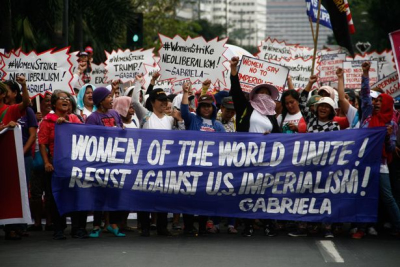 Vào đúng ngày quốc tế phụ nữ 8/3, đông đảo chị em phụ nữ tại nhiều quốc gia đã nghỉ việc, hoãn công việc kinh doanh riêng để tham gia vào dòng người biểu tình. Đây được coi là một phần của cuộc biểu tình lớn “Một ngày không có phụ nữ”.