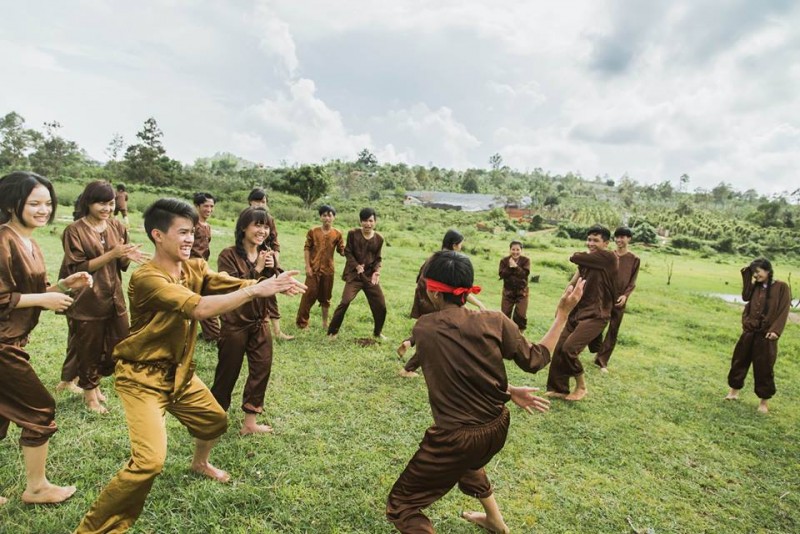 Không khí vui nhộn của trò chơi bịt mắt bắt dê.