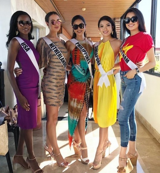 Sáng nay 16/1, Lệ Hằng diện áo cờ đỏ sao vàng và quần jeans khoe vẻ năng động bên các thí sinh Miss Universe 2016
