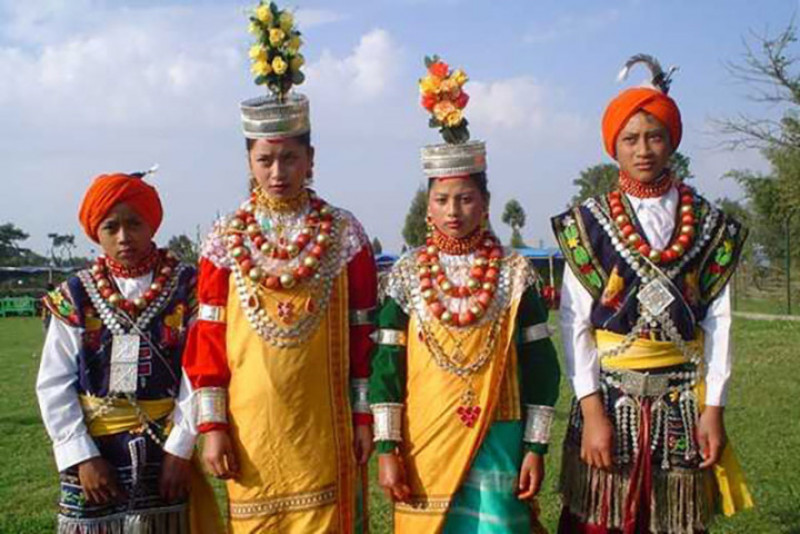 Bộ lạc Khasi, Ấn Độ: Đây là một trong số ít những xã hội mẫu hệ vẫn tồn tại ở Ấn Độ. Bộ lạc này sinh sống ở tỉnh Meghalaye, bao gồm các dòng họ được xác định bởi dòng dõi gia đình của người mẹ. Thông thường, trẻ em gái sẽ được kế thừa bất động sản như đất đai trong cộng đồng.