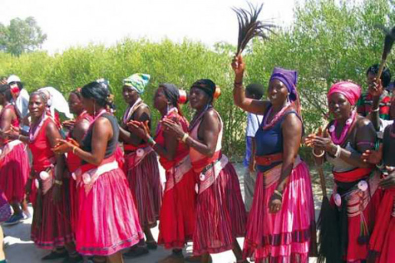 Quần đảo Owambos của Namibia: Bộ lạc Owambo là nhóm sắc tộc lớn nhất ở Namibia. Theo truyền thống, Owambos thừa kế theo chế độ mẫu hệ. Mặc dù sự ảnh hưởng của phương Tây đã gây ra những thay đổi đối với sự thừa kế của người dân, nhưng chế độ thừa kế này vẫn còn tồn tại trong các cộng đồng ở nông thôn của bộ tộc.