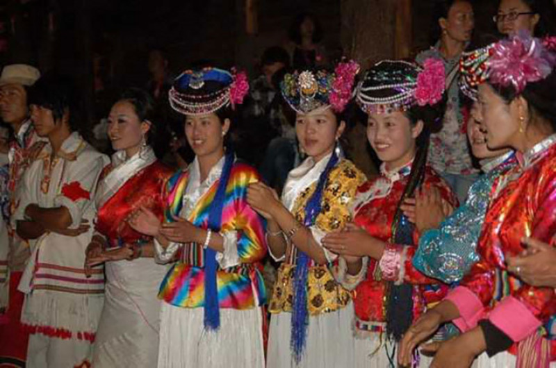 Bộ tộc Mosuo của Trung Quốc là một trong những xã hội mẫu hệ lâu đời nhất trên thế giới. Bộ lạc này nằm ở tây nam Trung Quốc. Người dân Mosuo coi tình yêu của một người mẹ là cốt lõi của nhân loại. Theo truyền thống, trẻ em sinh ra mang họ mẹ và sống trong gia đình người mẹ.