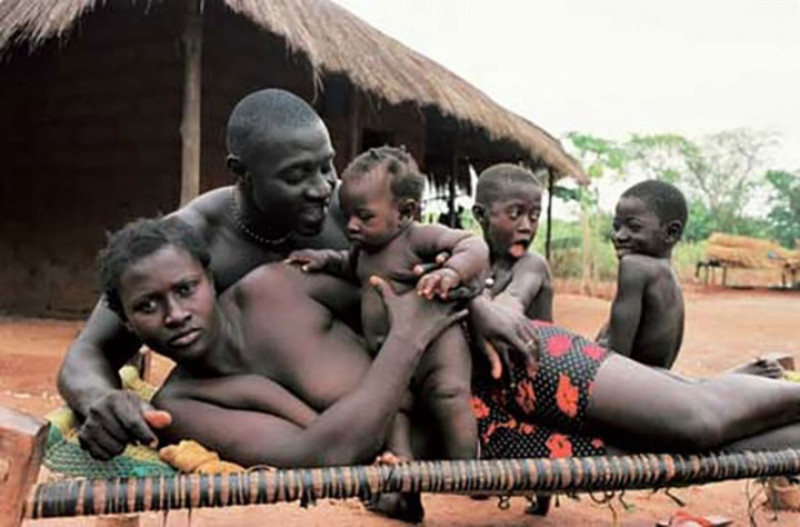 Các Bijagos ở Guinea Bissau: Bijagos bao gồm 4 thị tộc duy trì một trật tự xã hội theo chế độ mẫu hệ và mẫu quyền. Luật pháp cho phép mọi người sử dụng tài sản hoặc đất thuộc sở hữu của người phụ nữa mà không phải chia đất. Người mẹ có quyền lực lớn nhất trong mỗi hộ gia đình.