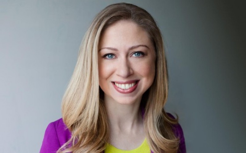 Trước những diễn biến tích cực nghiêng về phía mẹ của mình, Chelsea Clinton, gửi lời chúc đến mẹ của mình trên Twitter: “Không thể tự hào hơn về mẹ tôi và chiến dịch mà bà đang thực hiện”.