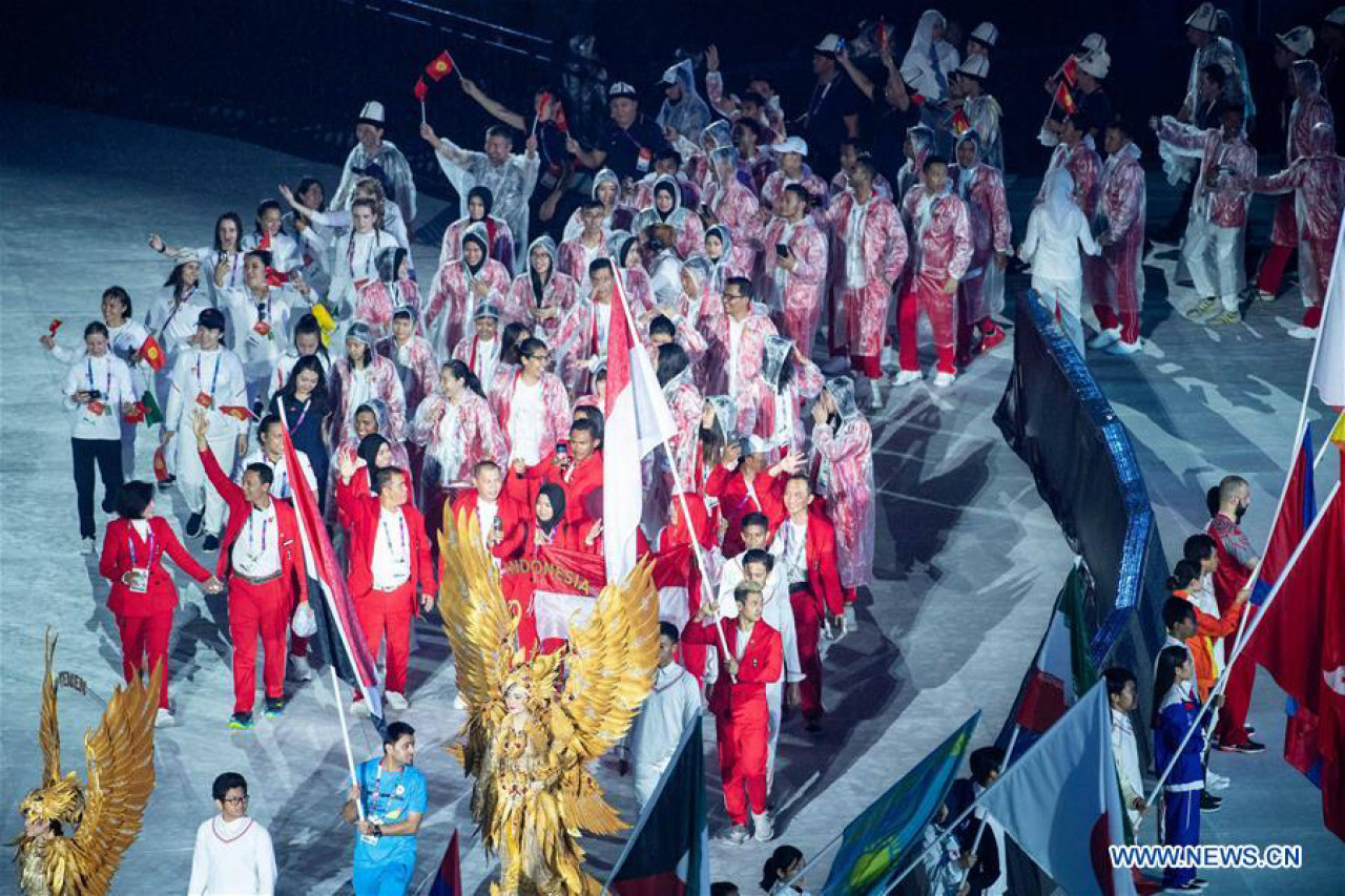 Các vận động viên và huấn luyện viên được khuyến khích tham gia buổi lễ theo môn thi đấu chứ không theo màu cờ sắc áo để tăng tình hữu nghị và tạo nên một kỳ ASIAD đoàn kết, gắn bó giữa các dân tộc.