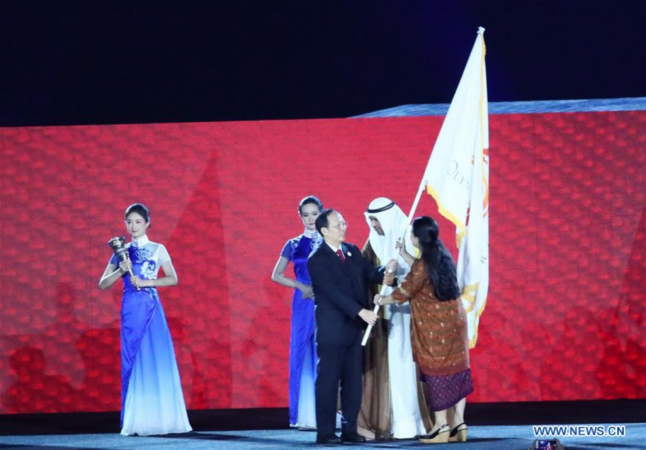 Lá cờ và ngọn đuốc, hai biểu tượng thiêng liêng của ASIAD được chủ nhà Indonesia trao lại cho Trung Quốc, đất nước tổ chức đăng cai kỳ Á vận hội tiếp theo tại Hàng Châu vào năm 2022. 