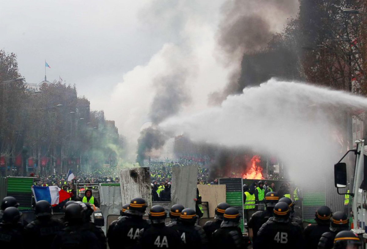 Bộ trưởng Nội vụ Pháp Christophe Castaner kêu gọi người dân bình tĩnh, đồng thời khẳng định sẽ sử dụng những biện pháp cứng rắn để đối phó những đám đông biểu tình bất hợp pháp. Cảnh sát Paris đã bắt giữ ít nhất 42 người.