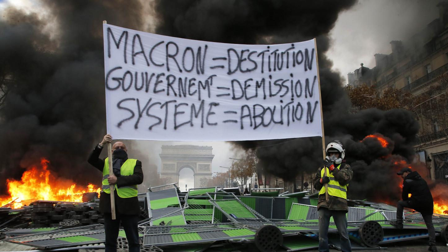 Bạo loạn đã nổ ra trên đại lộ Champs-Elysees từ trưa 24/11 khi cảnh sát đụng độ với những người biểu tình muốn kéo đến Phủ Tổng thống gần đó. Người biểu tình mặc áo vàng để phản đối chính sách tăng thuế nhiên liệu của Tổng thống Emmanuel Macron. Họ hát vang quốc ca và mang theo băng rôn với khẩu hiệu chỉ trích và kêu gọi ông Macron từ chức. 