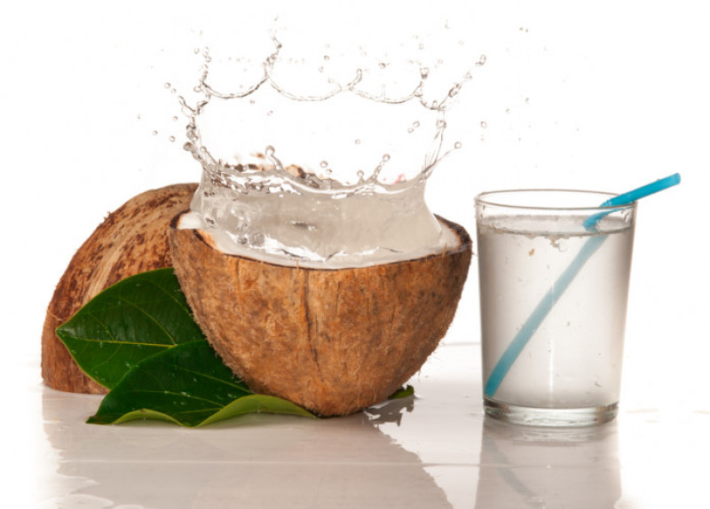 Nước dừa: Sốt thường gây mất nước. Nước dừa là một trong những thực phẩm tốt cho bệnh nhân sốt xuất huyết vì là nguồn nước tự nhiên, khoáng chất thiết yếu và chất điện giải. Uống nước dừa có thể bổ sung lượng chất lỏng trong cơ thể.