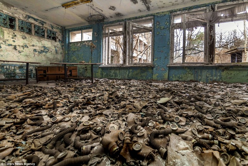 Một “biển” mặt nạ phòng độc trong các tòa nhà bỏ hoang. Thảm họa hạt nhân tồi tệ nhất thế giới đã khiến cho các bức tường và mái nhà nơi đây mục nát, sụp đổ.