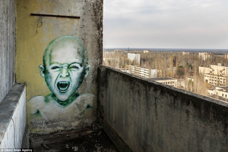 Pripyat là khu vực không thể đến bởi mức độ nhiễm xạ cao, tuy nhiên các nghệ sĩ graffiti đã phá luật và tận dụng những bức tường rêu mốc để thỏa sức sáng tạo.