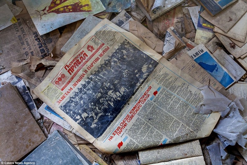 Báo chí và sách vở trên sàn các ngôi nhà bị bỏ hoang nhắc về một thị trấn sôi nổi đầy sức sống, kinh tế và khoa học phát triển mạnh mẽ.