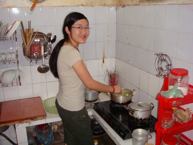 Đậu Thị Huyền Trâm ngày chưa lập gia đình thường vào bếp phụ mẹ.