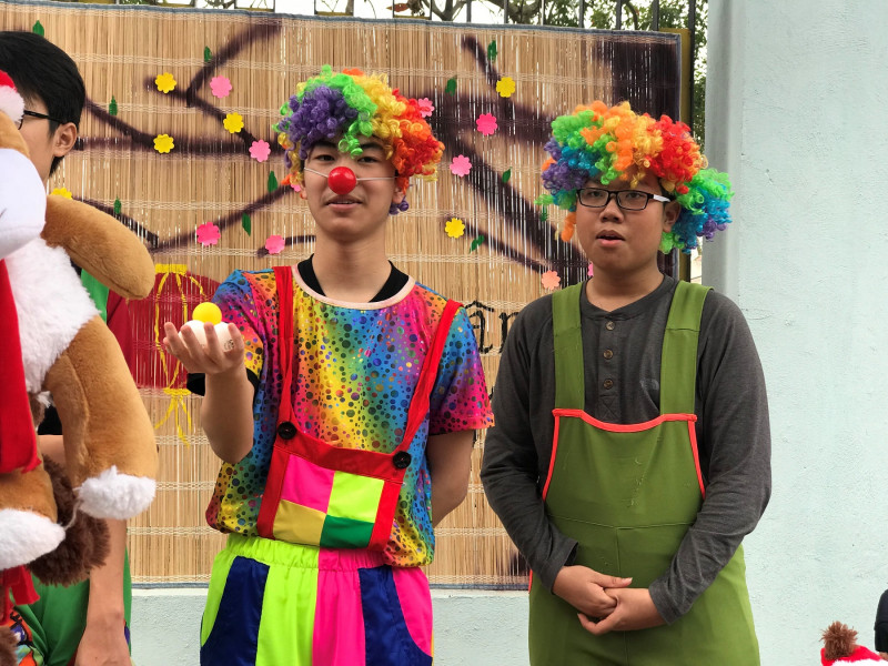 Học sinh sáng tạo ra nhiều hình thức thú vị tại hội chợ với màu sắc bắt mắt, các trò chơi thu hút đông đảo học trò tham gia