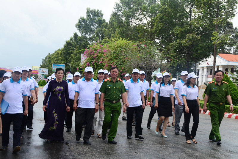 Đại diện Hội LHPN Việt Nam, Bộ Công an, cùng các bộ ngành trung ương, đại diện các tỉnh/thành phía Nam, các sở ban ngành tỉnh Đồng Tháp và đông đảo các hội viên phụ nữ, đoàn thanh niên, học sinh sinh viên tham gia lễ mít tinh hưởng ứng Ngày toàn dân phòng, chống mua bán người (30/7).