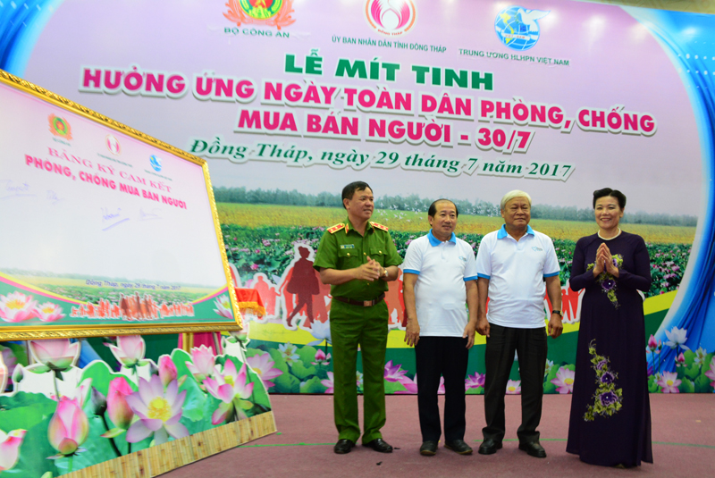 Đại biểu các bộ ngành, địa phương ký vào Bản cam kết phòng, chống mua bán người.