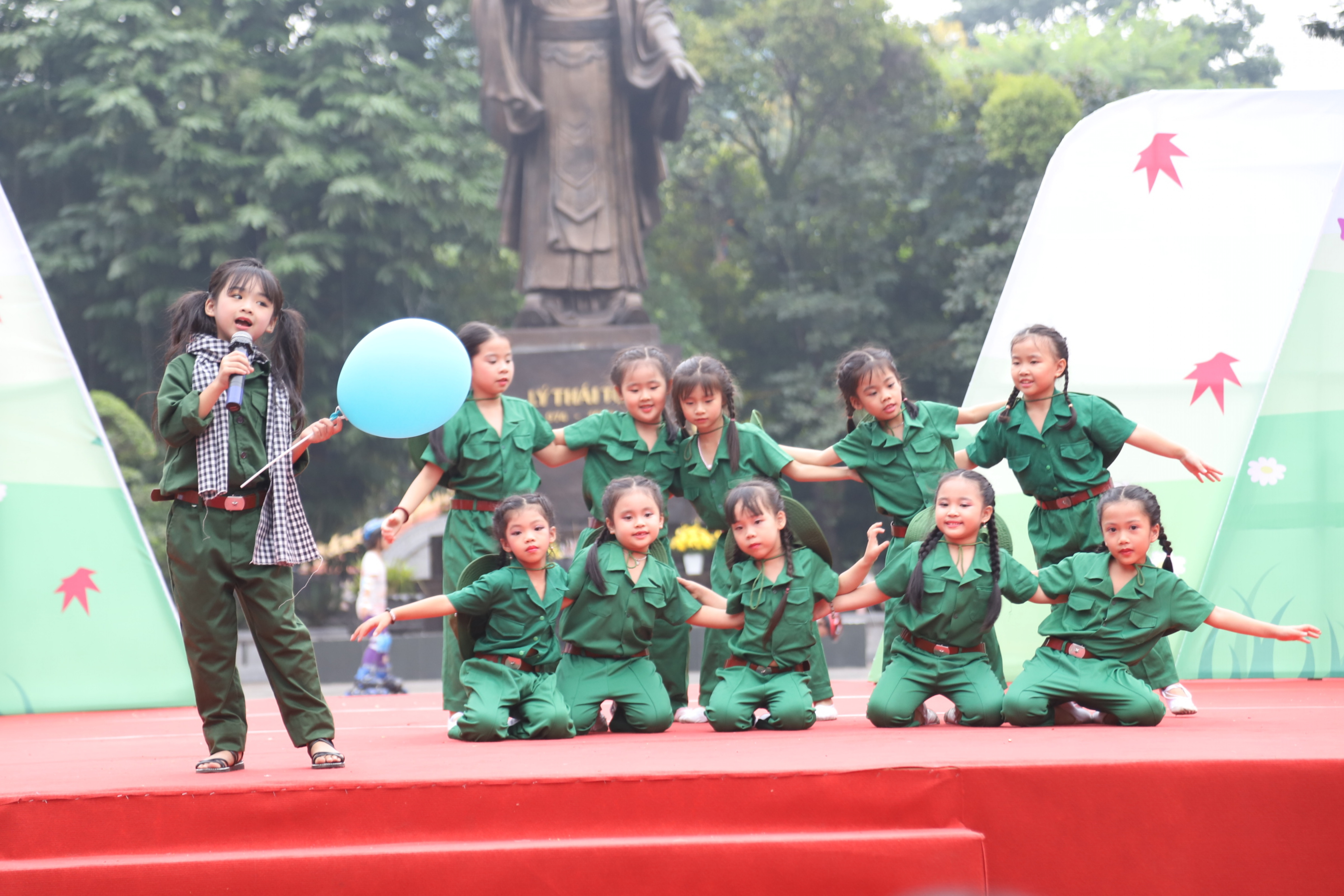 Ca sĩ nhí Vũ Nguyễn Phương Như mang đến Ngày hội Mottainai ca khúc “Nổi lửa lên em” với màn phụ hoạ của 10 cô bộ đội nhí thuộc CLB Đô Rê Mi tạo không khí sôi nổi cho hàng ngàn khán giả đến tham dự