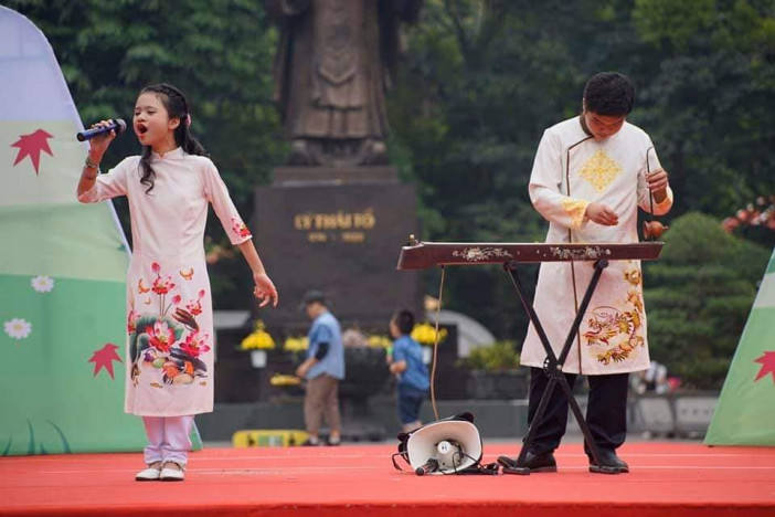 “Huyền thoại mẹ” do Minh Thư, giải Ba cuộc thi STAGECHAMPS 2018 biểu diễn cùng với Nhật Minh, Trung cấp dài hạn Nhạc Viện Hà Nội. 2 học trò của giáo viên Nguyễn Linh Thúy- phụ trách CLB Sao Linh Đàm và Trung tâm Green Music