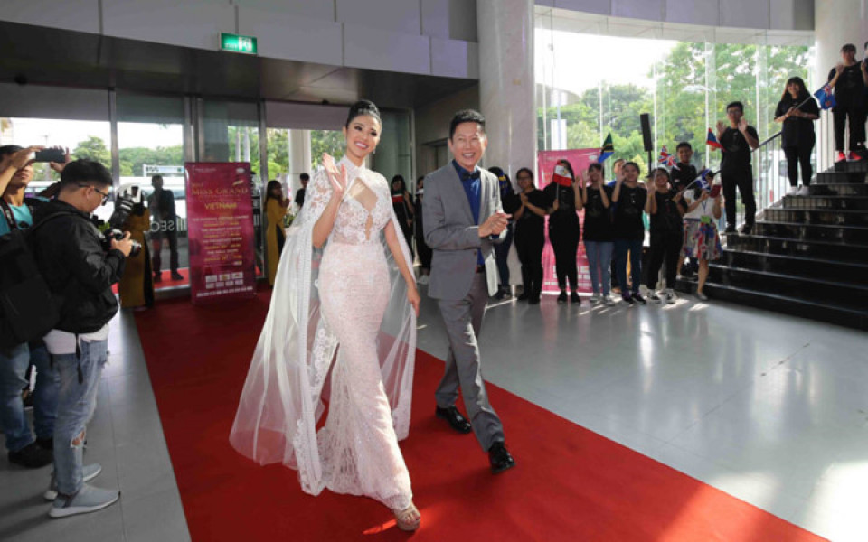 Đương kim Hoa hậu Hòa bình Thế giới 2016 - Ariska Putri Pertiwi cùng chủ tịch sáng lập cuộc thi sánh bước tại thảm đỏ trong buổi chào đón các thí sinh Miss Grand International 2017.