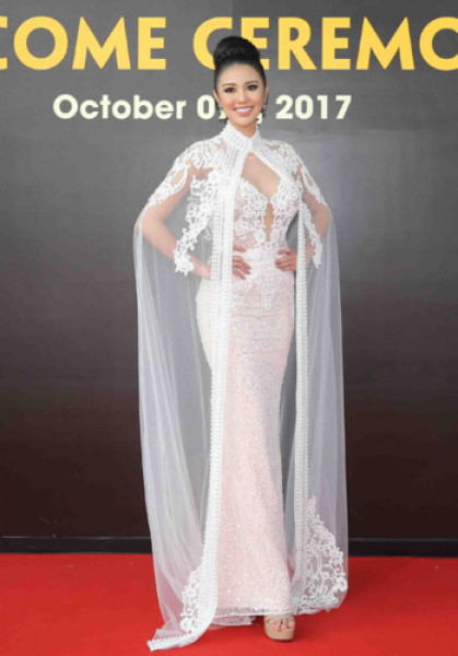 Cô đã xuất sắc vượt qua các đối thủ mạnh để đăng quang trong cuộc thi Miss Grand International, là người đẹp Indonesia đầu tiên giành được danh hiệu này.