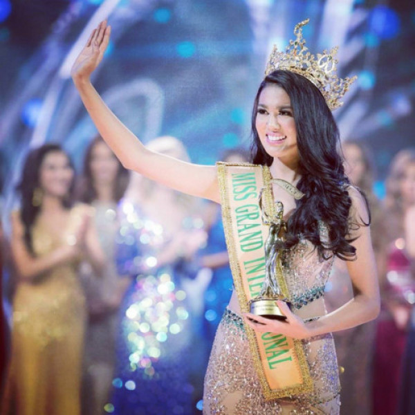 Ariska Putri Pertiwi trong khoảnh khắc đăng quang ngôi Hoa hậu năm 2016.