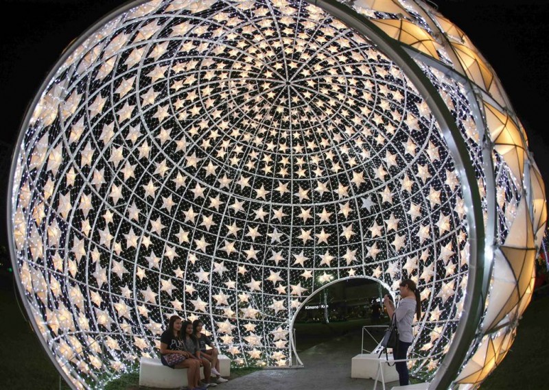 Tại Philippines, một chiếc mái vòm được dựng lên với nhiều đèn trang trí lấp lánh ở công viên của thành phố Pasay, phía Nam Manila hôm 20/12.