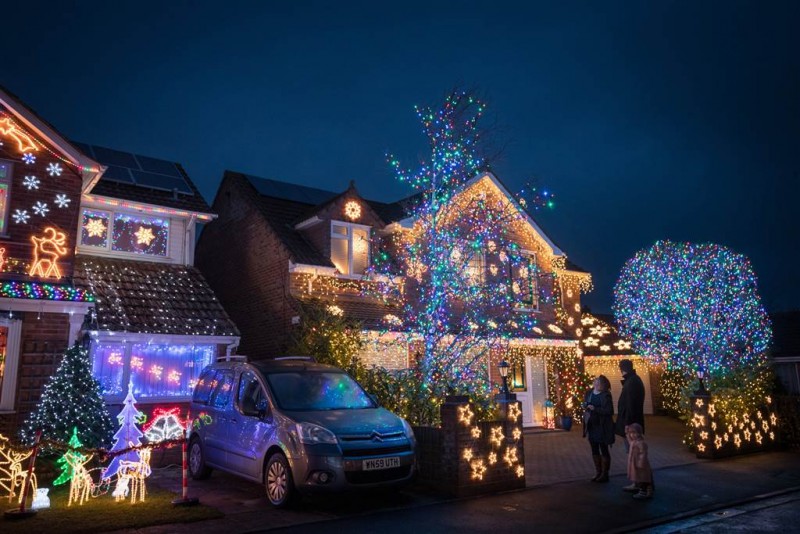 Tại Anh, đèn Giáng sinh được trang trí bao trùm khắp mặt tiền của căn nhà khu Trinity Close, thuộc Burnham-on-Sea, Somerset, từ hôm 8/12.
