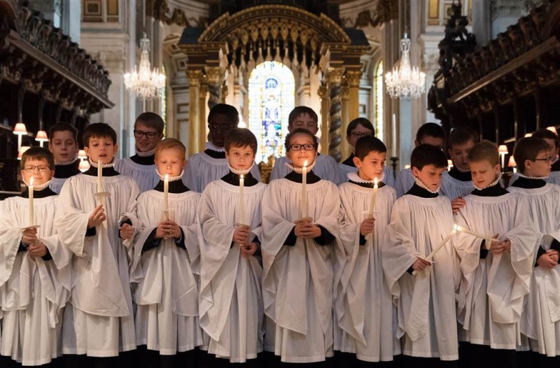 Tại Anh, Thánh Choristers đang thắp nến trong một buổi tập trước ngày Giáng sinh tại Nhà thờ St Paul ở London hôm 9/12. Dự kiến sẽ có hơn 10.000 người đến nơi đây trong khoảng thời gian 23 - 26/12.