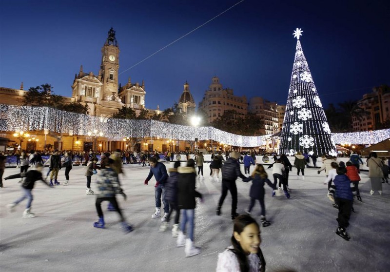 Quảng trường Town Hall ở Valencia (Tây Ban Nha) được trang hoàng đèn và cây thông Noel rất đẹp mắt. Người dân đến quảng trường trượt băng tuyết từ ngày 8/12.