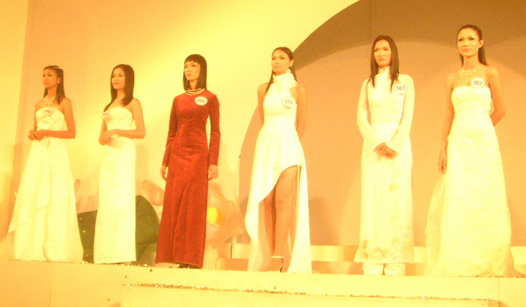 Với chiều cao 1m70 (tại thời điểm 2002), gương mặt cá tính và sự dày dạn sân khấu, Xuân Lan là một trong những người đẹp nổi bật nhất cuộc thi, lọt vào Top 10 Hoa hậu Phụ nữ Việt Nam qua ảnh 2002. Trong ảnh: Xuân Lan mặc áo dài đỏ trong đêm chung kết.