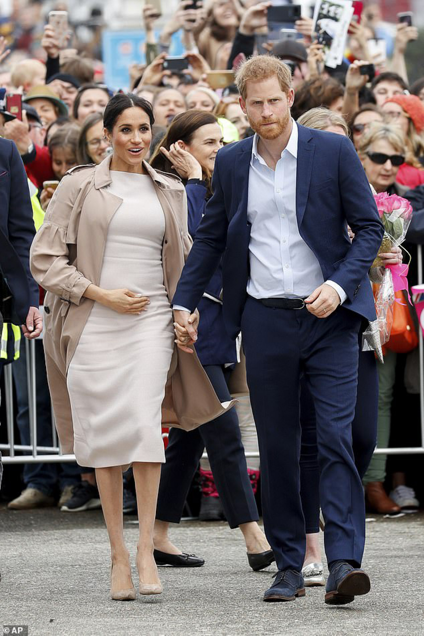 Hoàng tử Anh Harry và Công nương Meghan Markle đã nhận được sự chào đón nồng nhiệt của người dân địa phương trong chuyến công du hoàng gia tới New Zealand. Trong chuyến công du hoàng gia chính thức này, cặp đôi đã gặp gỡ với người dân địa phương, vận động, kêu gọi các dự án dành cho thanh thiếu niên.
