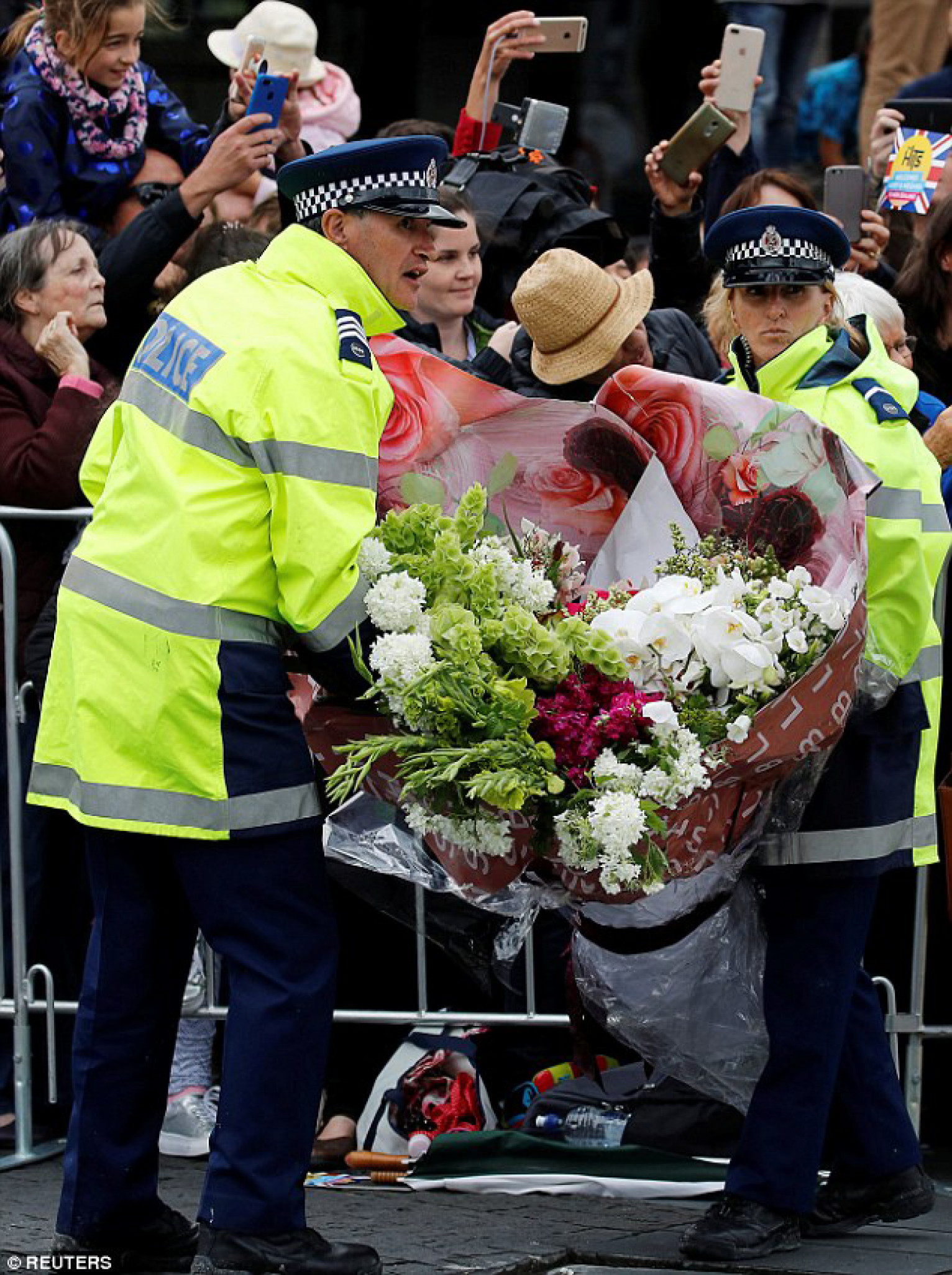 Các sĩ quan cảnh sát ngay lập tức tới hỗ trợ. Tuy nhiên, hai sĩ quan cảnh sát cũng có vẻ đang khá lúng túng để khênh được bó hoa khổng lồ này. 

